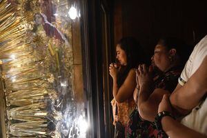 EN IMÁGENES. Miles de guatemaltecos elevan sus peticiones a los brazos de la Virgen del Rosario