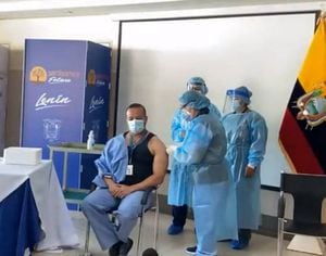 Jorge Vélez, líder de cuidados intensivos, fue el primero en recibir la vacuna en el Hospital Pablo Arturo Suárez
