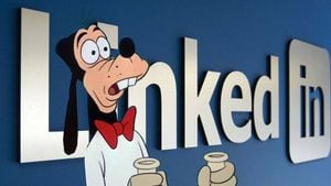 Cofundador de LinkedIn se disculpa por financiar campaña de noticias falsas