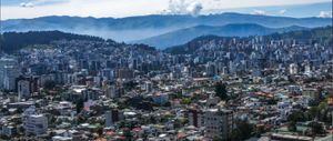 Quito muestra su maravilloso cielo sin smog en medio de la cuarentena por coronavirus