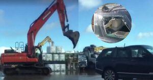 (VIDEO) Vengativo trabajador destruyó el lujoso carro de su jefe con una excavadora