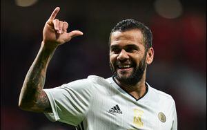 Graciosa trolleada de Dani Alves a medio por llamarlo "veterano" generó risas alrededor del mundo