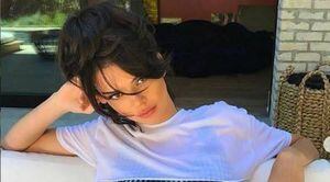 Kendall Jenner y su look veraniego de short de mezclilla con top floral traslúcido