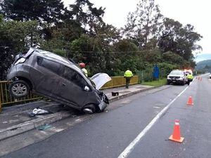 Sostenido por una llanta un vehículo se salvó de caer al vacío en Las Palmas
