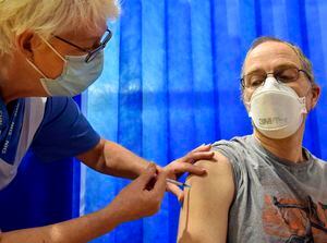 Unión Europea estima 70% de adultos vacunados con esquema completo este mes