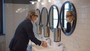 Covid 19: puedes contagiarte en un baño, sin necesidad de compartirlo
