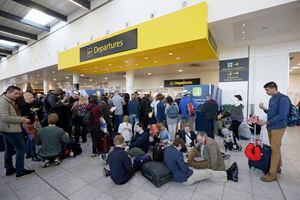 Tras 36 horas de caos y sin culpables: aeropuerto Gatwick de Londres reanuda vuelos tras cierre por drones