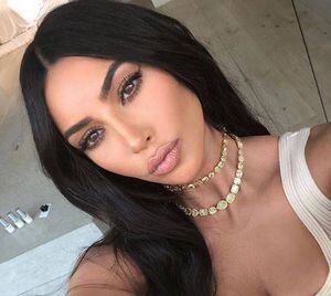 Kim Kardashian sorprende con un look masculino elegante