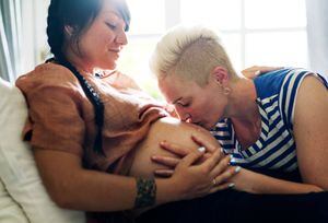Persisten retos en inscripción de bebés de parejas del mismo sexo