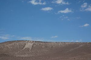Hoy le tocó a Chile: detienen a dos turistas rusos por daños en el geoglifo "Gigante de Atacama"