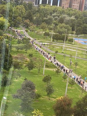 Larga fila en los exteriores del Centro de Exposiciones tras supuesta alerta de vacunación sin cita