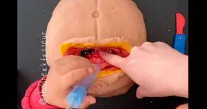 Vídeo onde mãe usa massa de modelar para mostrar cirurgia cesariana ao filho viraliza