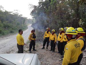 Muere bombero durante combate a incendio forestal en Petén