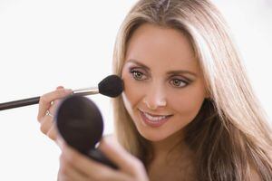 4 consejos de maquillaje ideales para lucir increíble en las videollamadas