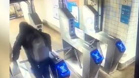 Hombre muere tras romperse el cuello al tratar de saltar torniquete de Metro en Nueva York