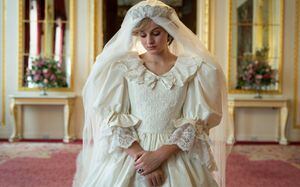 Sucesso em The Crown, Emma Corrin não era a primeira cotada para o papel de Lady Di; confira revelação sobre o vestido de noiva da princesa