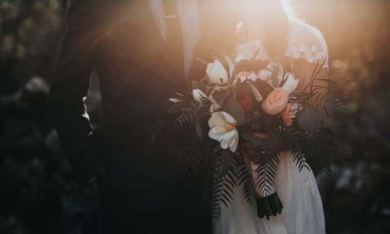 Lo clásico en las bodas es aventar el ramo de flores de la novia
