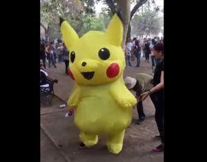 "Baila Pikachu, baila": el manifestante kawaii que se robó la película en medio de la marcha más grande de Chile