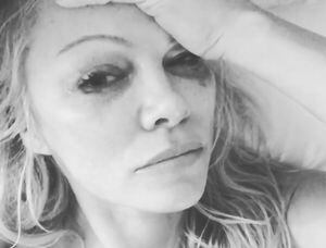 La conejita más famosa de Playboy está desolada: El llanto de Pamela Anderson por la muerte de Hugh Hefner