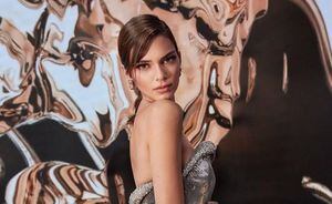 Kendall Jenner muestra cómo combinar un mini vestido animal print con botas de cuero