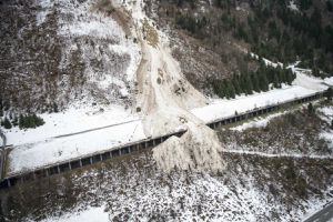 Evacúan a 150 personas en Italia tras avalancha en los Alpes