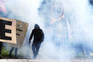 Manifestantes prenden fuego a ministerio de Brasil en protesta contra Temer