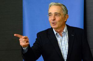 En redes se burlan de Uribe por hablar mal de periodista que hace años tildaba de “prestigioso”