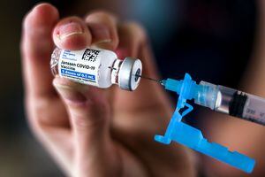Johnson & Johnson asegura que un refuerzo de su vacuna eleva la protección contra COVID-19