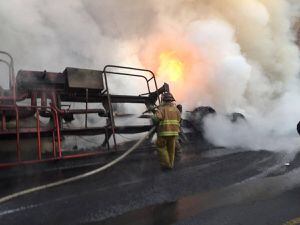 Camión cisterna vuelca y se incendia en RN-14; hay un fallecido