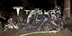 Tesla se incendia tras choque y mueren sus pasajeros: nadie conducía el auto