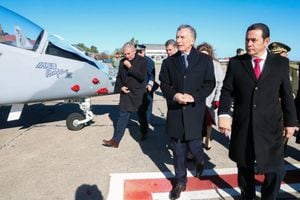 Contraloría recomienda a ministro de la Defensa "desistir de inmediato" de adquisición de aviones