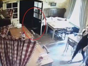 Vídeo de câmeras de segurança que mostra 'fantasma de menina' se torna viral nas redes sociais