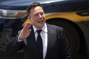 Elon Musk vive “por debajo de la línea de pobreza”, según su expareja