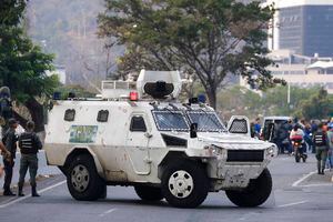 "Llamamos al pueblo a mantenerse en alerta máxima": Gobierno venezolano asegura que está "enfrentando y desactivando" intento de golpe de Estado
