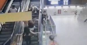 VÍDEO: Folião cai cinco metros da escada rolante do metrô