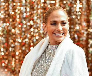 Con este 'leggin' rojo, Jennifer Lopez festejó la Navidad