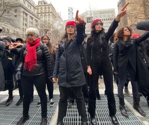 "The rapist is you": mujeres realizan performance de Las Tesis en las afueras de juicio a Harvey Weinstein en Nueva York
