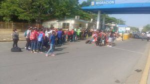 Migrantes hondureños aguardan por refugio en frontera de Guatemala con México