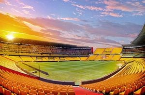 Estadios Monumental y Rodrigo Paz Delgado, candidatos a recibir finales de la Libertadores y Sudamericana