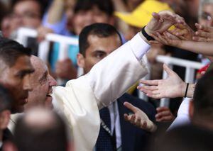 Cercano con los fieles pero sin discursos: así fue el primer día del papa Francisco en Chile