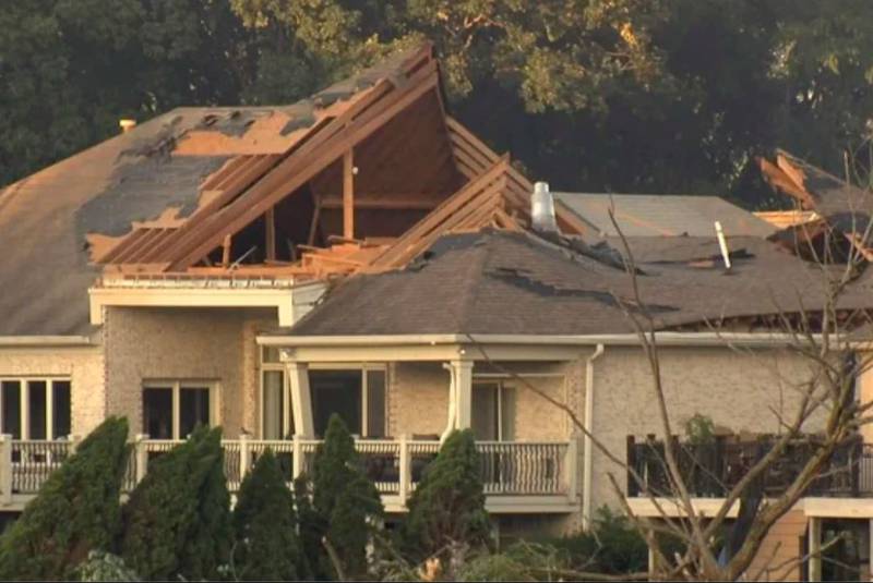 El tejado de esta casa quedó gravemente dañado tras el paso de un tornado el domingo 25 de junio de 2023 en el condado Johnson, Indiana.| Foto: WRTV via AP