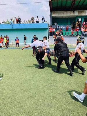 Violencia en juego de futbol profesional termina con una mujer herida