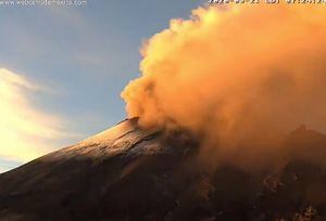Amanece el Popocatépetl con alta actividad se registraron 86 exhalaciones de vapor y ceniza
