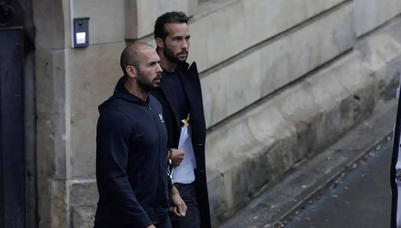 Andrew Tate sale del Tribunal de Apelación de Bucarest esposado junto a su hermano y con un Corán en las manos. | Foto Reuters