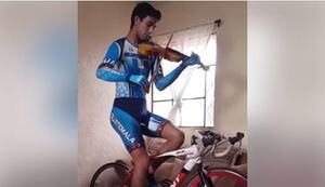 VIDEO. Ciclista nacional sorprende al tocar violín mientras entrena
