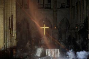 Los católicos lloran un "símbolo vivo" de su fe con el incendio de Notre Dame