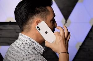 Apple habría cortado el cable para matar al iPhone 12 Mini