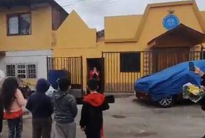 Alumnos sorprenden a su profesora y le dedican emotivo saludo en el día de su cumpleaños en Antofagasta