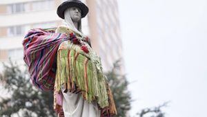Activistas visten de chola a estatua de Isabel la Católica en Bolivia