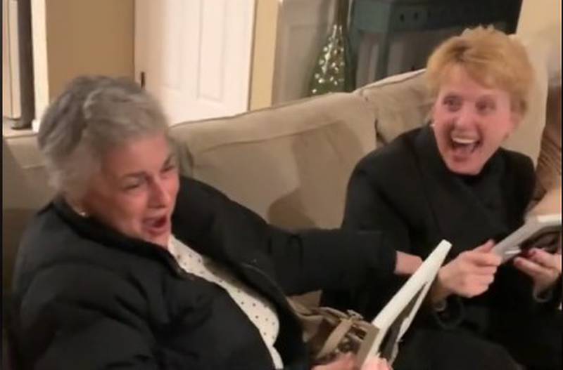 Las abuelas gritan de alegría por su primer nieto
